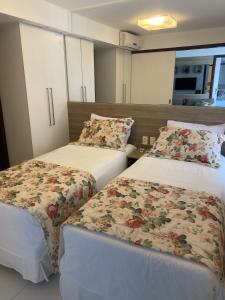 帕纳米林Dunas de Cotovelo的一间设有两张鲜花的床的房间