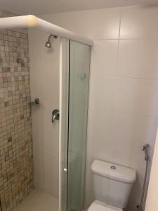 帕纳米林Dunas de Cotovelo的一间带卫生间和玻璃淋浴间的浴室