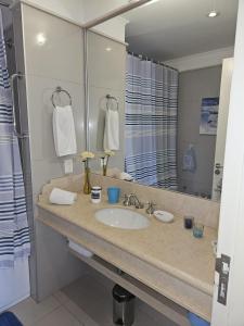 埃斯特角城Green Park penthouse 2 dormitorios的一间带水槽和大镜子的浴室