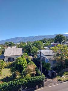 勒唐蓬Appartement spacieux avec vue的郊区房屋的空中景观