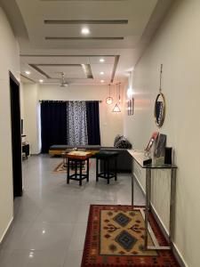 拉瓦尔品第House Of Wabi Sabi的客厅配有沙发和桌子