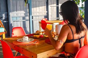 马瑙斯Abaré floating Lodge的坐在餐桌上吃一盘食物的女人