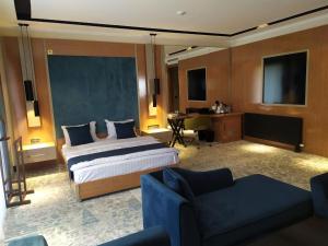 布哈拉Hotel Bukhara的配有一张床和一张书桌的酒店客房