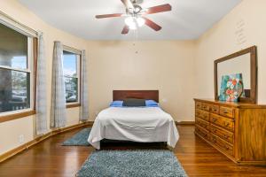 布里奇波特Bedroom near Yale Hospital/Bridgeport的一间卧室配有一张床和吊扇