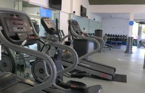 埃斯特角城Green Park penthouse 2 dormitorios的一间健身房,里面设有一排跑步机