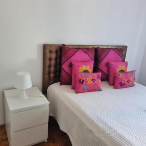 里斯本Sun House Belem -Free Paking and View Tower的一间卧室配有带粉红色枕头的床