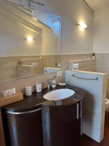 圣温琴佐Bougainville的一间带水槽和大镜子的浴室