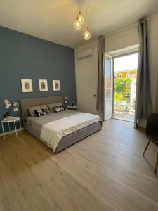 卡利亚里Sunset 221 Cagliari的一间卧室设有一张大床和一个滑动玻璃门