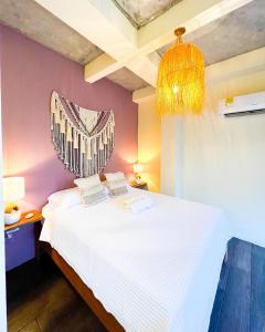 埃尔扎伊诺Villa Tayrona的卧室配有一张床,墙上挂着竖琴