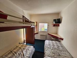 路易维尔福尔姆艾科酒店的小房间设有双层床和书桌