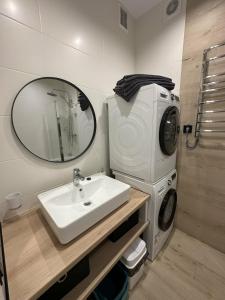 罗夫诺Soborna Apartment的一间带水槽和洗衣机的浴室