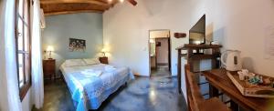 贝尔格拉诺将军镇Posada La Lucía - Adults Only的一间卧室配有一张床和一张桌子
