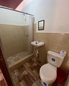 SuchitotoHostal las 3 J的浴室配有卫生间、盥洗盆和淋浴。