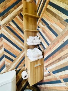 蒙特哥贝Villa Panorama的一间带木制天花板和毛巾的浴室