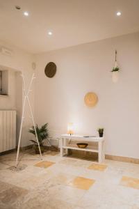 马泰拉[Sassi-Suite]- Aura - Matera的白色的房间,墙上有白色的桌子