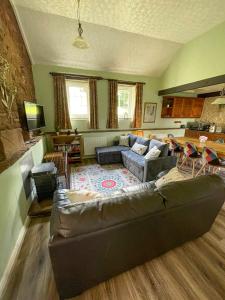 Great SalkeldGarth at Wetheral Cottages的客厅配有沙发和桌子