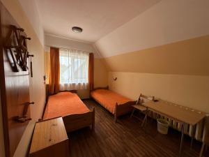 Brocēni拉迪旅馆的小房间设有两张床和窗户