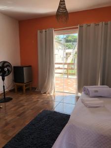 圣佩德罗-达阿尔德亚Cruzeiro的一间卧室设有一张床和一个滑动玻璃门