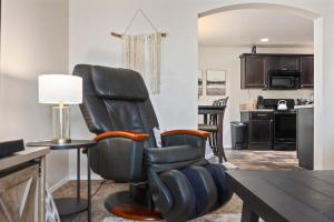 默里迪恩Massage Chair, Sleep Number Bed, Best Location的一间带两把椅子的客厅和一间厨房