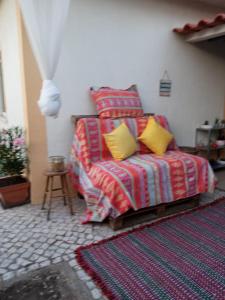 沙尔内卡Caparica Holidays的一间卧室配有一张带两个黄色枕头的床