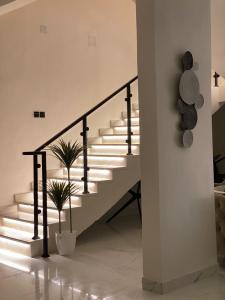 哈伊勒شاليه اند هوم的墙上灯火通明的房子里的楼梯