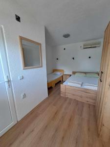 诺弗多伊兰Lazarov Apartments的一间卧室配有一张床和镜子