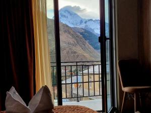 卡兹贝吉Hotel Sweet Night的客房设有山景窗户。