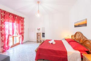 马萨鲁布朗斯Al Calar del Sole的一间卧室配有一张带红白毯子的床