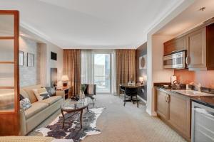 拉斯维加斯Premium Suite MGM Signature HIGH FLR Balcony Strip View的厨房以及带沙发和桌子的客厅。