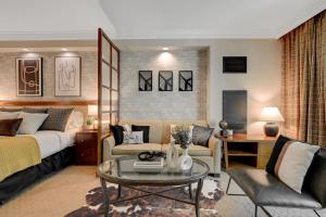 拉斯维加斯Premium Suite MGM Signature HIGH FLR Balcony Strip View的一间卧室配有一张床和一张茶几