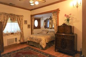 马里波萨玛丽珀撒客栈酒店的一间卧室配有一张床和镜子