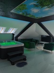 尼什Hedonic Wellness Apartmani的配有台球桌和绿色椅子的客房