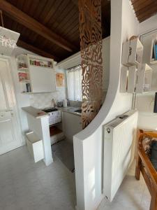 拉米亚Cozy Loft - Best view of the city的厨房配有白色橱柜和螺旋楼梯