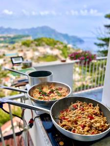 阿马尔菲Villa Nina Amalfi的两个盘子的食物放在炉子上