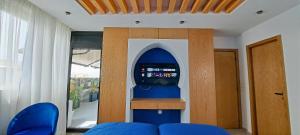 拉巴特RABAT RESIDENCE - rooms的一间设有蓝色椅子和视频游戏机的房间