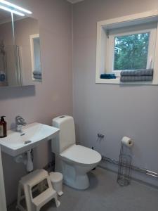 EnkärretEasystar guest house的浴室配有白色卫生间和盥洗盆。