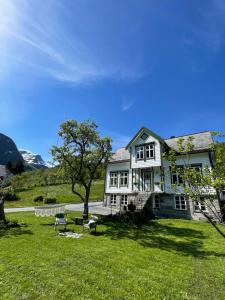 SykkylvenMonshaugen Home的一座带草地庭院的大型白色房屋