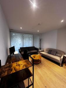 伦敦London Southwark Zone 1 Apt by JTE的客厅配有沙发和桌子