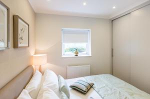 伦敦肯辛顿高街公寓的一间卧室设有一张床和一个窗口