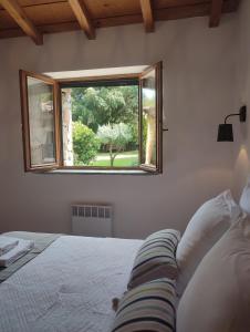 PiediquarcioLes Bergeries de Piazzagina的一间卧室设有一张床和一个窗口
