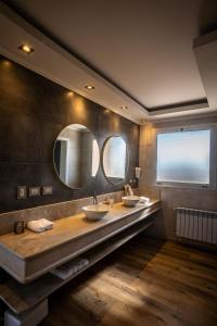 AgreloVillas Del Malbec Lodges的浴室设有2个水槽和2面镜子