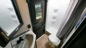 卡沃罗霍Buye Campers的一间带水槽和卫生间的小浴室