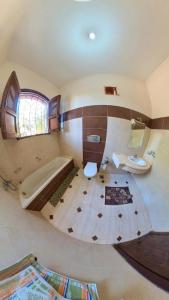卢克索Peace & Freedom Guesthouse & Restaurant的带浴缸和盥洗盆的大浴室