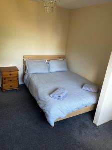 法夫Tidy 3 bedroom property within St Andrews.的小型客房的一张床位,设有床头柜