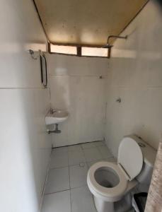 巴尔Venido Del Mar. Neymar的一间带卫生间和水槽的小浴室