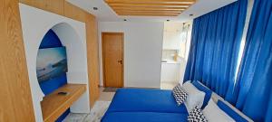 拉巴特RABAT RESIDENCE - rooms的一间卧室配有蓝色的床和蓝色窗帘