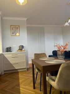 拉多姆Bella Casa Luxury Apartament的厨房以及带桌椅的用餐室。