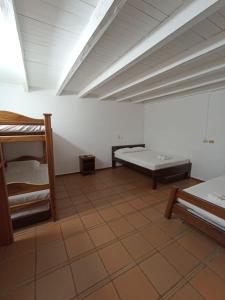 贾丁Hosteria El Paraiso的客房设有两张双层床和天花板。