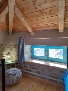 拉夫科斯Nectar的窗户位于带木制天花板的客房内