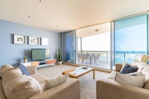 黄金海岸Southport Sea Views - Shores Apartment的客厅配有两张沙发和一台电视
